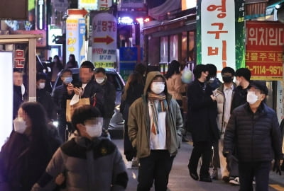 무너지는 '위드코로나'…정부, 거리두기 강화 시사