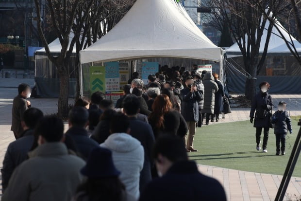  6일 오전 서울시청 앞에 마련된 서울광장 코로나19 선별진료소에서 시민들이 검사를 받기 위해 줄을 서 있다. /사진=연합뉴스