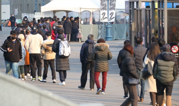  7일 오전 서울역 광장에 마련된 임시선별검사소를 찾은 시민들이 검사를 위해 대기하고 있다. 사진=연합뉴스