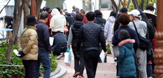 지난 9일 대구 중구 국채보상운동 기념공원에 설치된 신종 코로나바이러스 감염증(코로나19) 임시선별검사소에서 시민들이 코로나19 진단검사를 기다리고 있다. 사진=연합뉴스