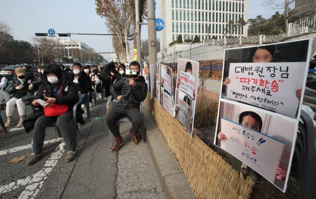 11일 서울 서초구 서울중앙지검 앞에서 정인이 사건 대법원 파기환송을 촉구하는 집회가 열리고 있다. 사진=연합뉴스