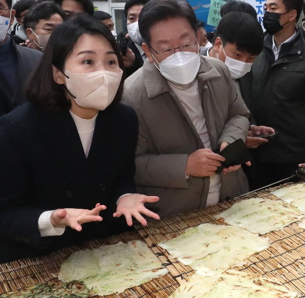 더불어민주당 이재명 대선후보가 12일 오전 경북 예천군 예천읍 상설시장을 부인 김혜경 씨와 함께 방문, 배추전을 사고 있다. 사진=연합뉴스