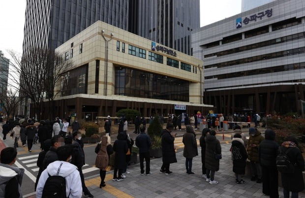  12일 오후 서울 송파구보건소 선별진료소에서 시민들이 코로나19 검사를 받기 위해 줄을 서고 있다. /사진=연합뉴스