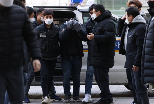 교제했던 여성의 집을 찾아가 가족을 살해한 이모씨가 12일 오후 서울 송파구 서울동부지법에서 열린 영장실질심사에 출석하기 위해 법정으로 향하고 있다. 사진=연합뉴스