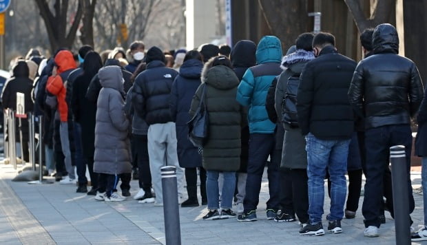 서울 송파구 보건소에 마련된 임시선별진료소를 찾은 시민들이 검사 순서를 기다리고 있다. /사진=연합뉴스