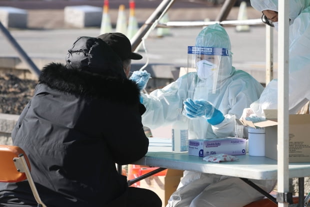 전날 오미크론 변이 확진자가 발생한 전남 함평에서 한 주민이 검사를 받고 있다.사진=연합뉴스