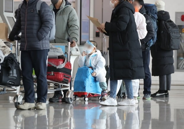 영종도 인천국제공항 제1여객터미널 출국장에서 방역복과 페이스실드를 착용한 어린이가 대기하고 있다. /사진=연합뉴스