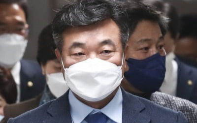 [속보] 윤호중 "강력한 거리두기 필요…소상공인 지원 신속히 검토"