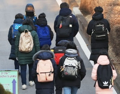 내일부터 수도권 전면등교 '중단'…새학기 학사운영도 '불투명'