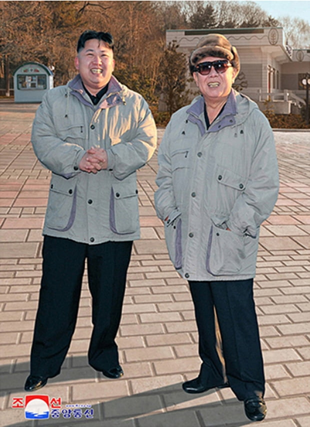 사망 전 김정일 북한 국방위원장과 김정은 국무위원장/사진=우리민족끼리 홈페이지 캡처