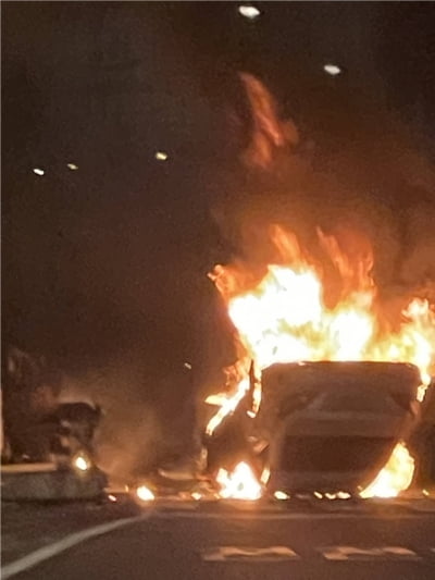 서울 한남대교서 벤츠 전복 화재…40대 운전자 불에 타 숨져