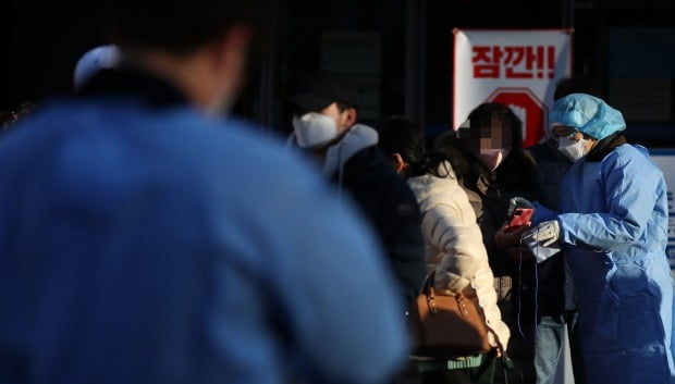  서울 강동구보건소에 마련된 선별진료소에서 관계자가 시민에게 전자문진에 대해 안내하고 있다. /사진=연합뉴스