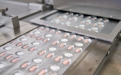 美 FDA, '집에서 먹는 화이자 코로나19 치료 알약' 사용 첫 승인