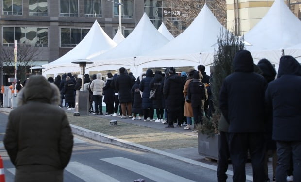 서울 송파구 보건소 선별진료소에서 시민들이 검사를 기다리고 있다. /사진=연합뉴스