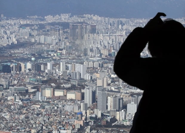 서울 송파구 롯데월드타워 전망대인 '서울스카이'에서 바라본 시내 아파트. /연합뉴스