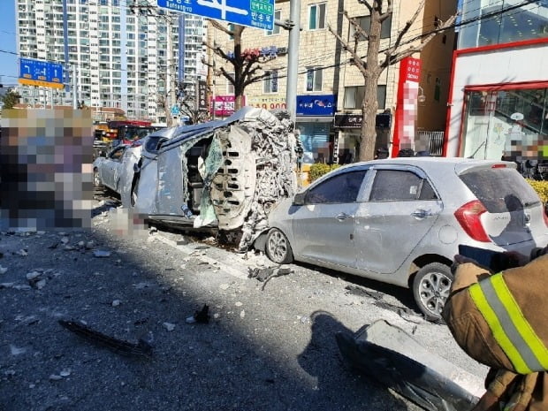 30일 낮 12시30분께 부산 연제구 한 대형마트 주차장에서 차량이 추락해 경찰과 소방대원이 사고 현장을 수습하고 있다. [사진=연합뉴스]