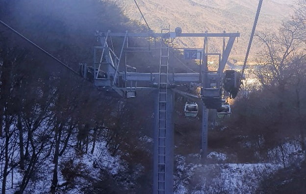 31일 오후 2시 20분께 전북 무주군 덕유산리조트 곤돌라가 멈춰서 공중에 매달려 있다. /사진=연합뉴스