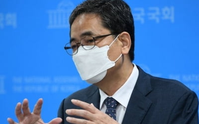 '아들 50억 퇴직금' 곽상도, 언론 노출 피해 영장심사 출석