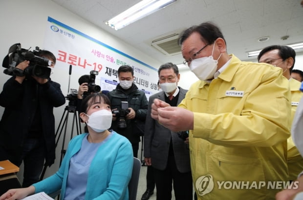 김총리 "재택치료, 일상회복 지속 위해 가야하는 길"