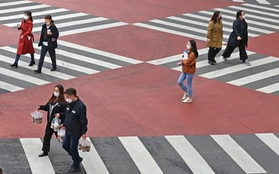 거리두기 4단계 준하는 조치 내일 발표…"집합금지도 검토중"