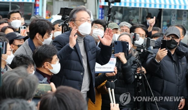 이재명 "비천한 집안이라 주변 더러워"…野 "가난하면 쌍욕하나"