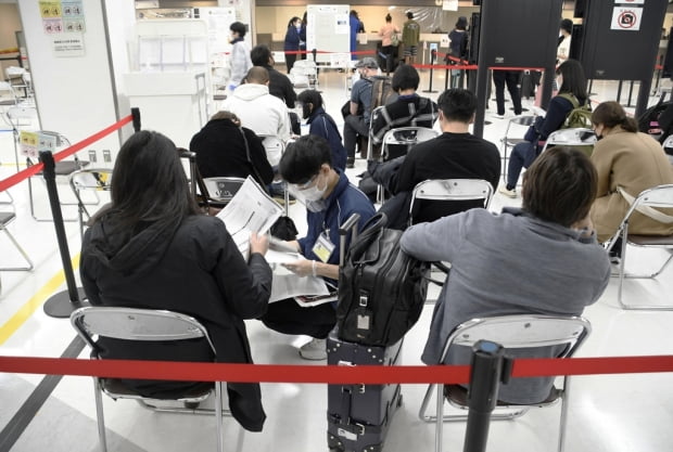 공항서 340㎞ 호텔에 한국인 격리한 일본…"시설 부족 때문"