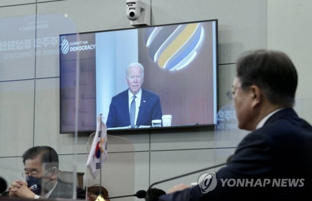 문대통령 "가짜뉴스에서 민주주의 지킬 자정능력 키워야"