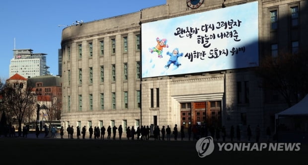 확진 8000명·위중증 1000명 육박…결국 고강도 거리두기 '유턴'