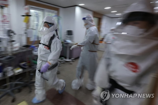 확진 8000명·위중증 1000명 육박…결국 고강도 거리두기 '유턴'