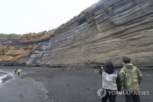 "혹시 또 지진인가요? 흔들림 느껴져서 불안해요"