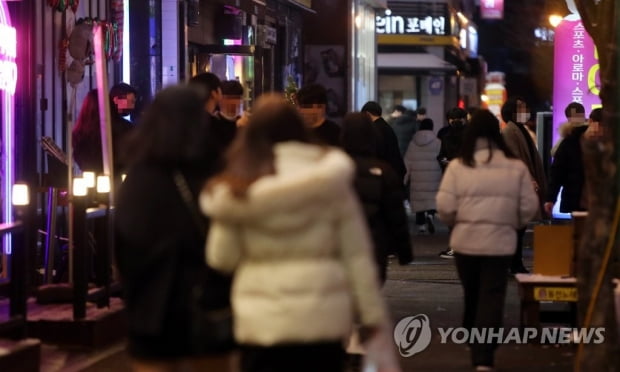 "오늘이 마지막 불금"…거리두기 앞둔 전북 번화가 인파 '북적'