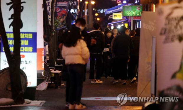 "오늘이 마지막 불금"…거리두기 앞둔 전북 번화가 인파 '북적'