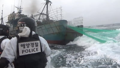 군산 앞바다서 무허가 조업한 중국어선 해경에 나포