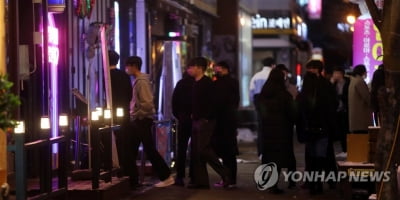 "올해 마지막 불금"…거리두기 복귀 앞두고 식당·주점 '북적'
