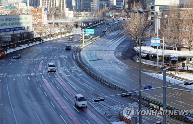 거리두기에 움츠러든 일상…발길 끊긴 휴일 도심 썰렁