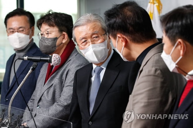 "오버 말라" 윤핵관 경고한 김종인, '원톱' 직할체제 속도