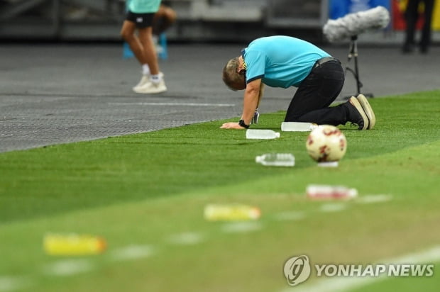 박항서 감독, 아쉬운 심판 판정에 분노…"VAR 도입해야"