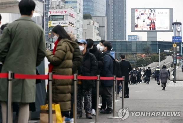 정부 "유행 정체 국면…거리두기 연장여부 내주 상황 보고 결정"