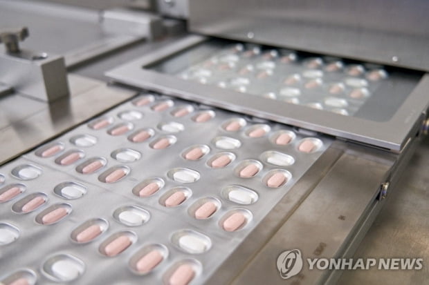 "먹는치료제 이르면 내달 중순 도입…위중증 예방 효과 88∼89%"