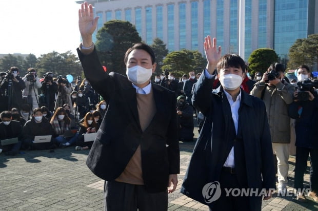 윤석열-이준석 치킨게임…"철없다" "꼰대" 아수라장