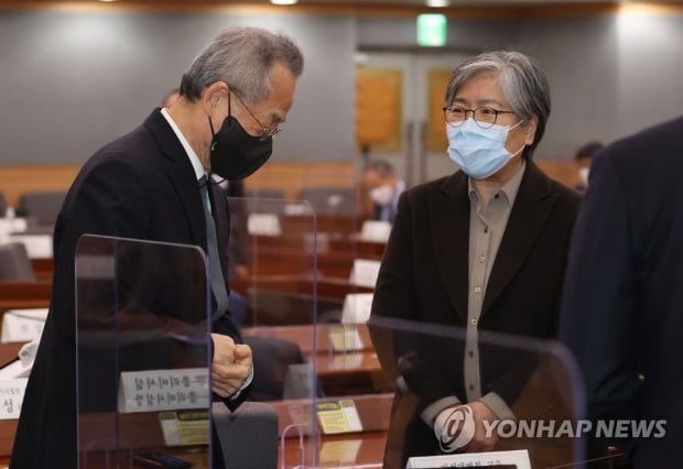 정은경 "방역지표 전반 호전…오미크론 확산 가능성은 위험요인"