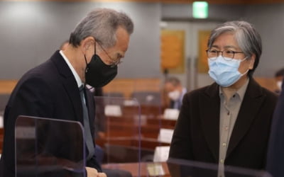 정은경 "방역지표 전반 호전…오미크론 확산 가능성은 위험요인"