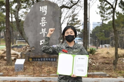 어린 소아암 환자 위해 머리카락 기부한 해병대 박리나 소령