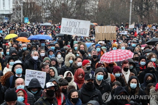 오미크론 급확산에 전세계 확진 사상 최다…WHO "위험 매우 커"