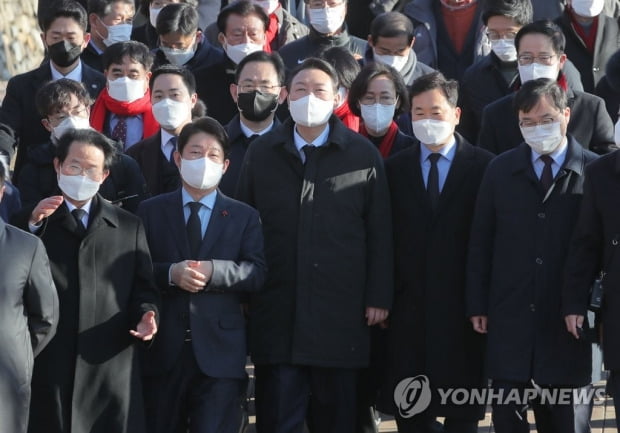 대구 간 윤석열, 친박단체 만나 "분골쇄신해 대선승리 이끌겠다"