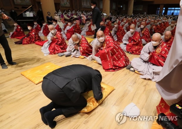 尹, 중원서 세밑 불심잡기…단양 천태종 총본산 찾아 '큰절'