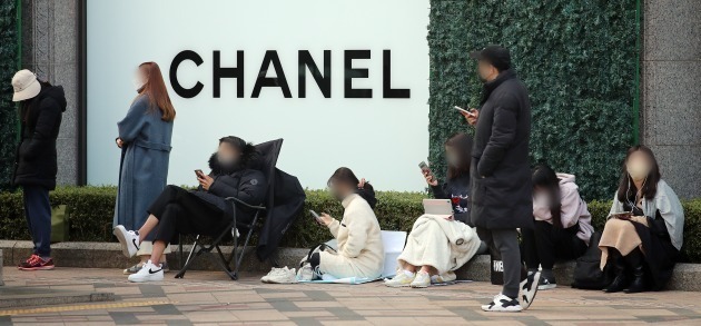 서울 중구 신세계백화점 본점에서 시민들이 샤넬 매장 입장을 위해 줄 서 있는 모습. /뉴스1