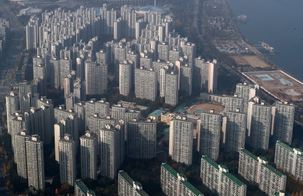 서울 송파구 롯데월드 서울스카이 전망대에서 바라본 아파트단지. 사진=뉴스1