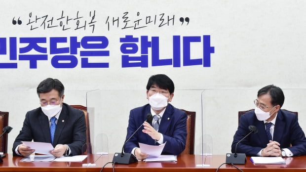 박완주 정책위의장(가운데)이 30일 더불어민주당 원내대책회의에서 발언하고 있다. 사진=뉴스1