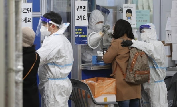  1일 오전 서울 송파구보건소 선별진료소에서 시민들이 신종 코로나바이러스 감염증(코로나19) 검체 검사를 받고 있다. /사진=뉴스1
